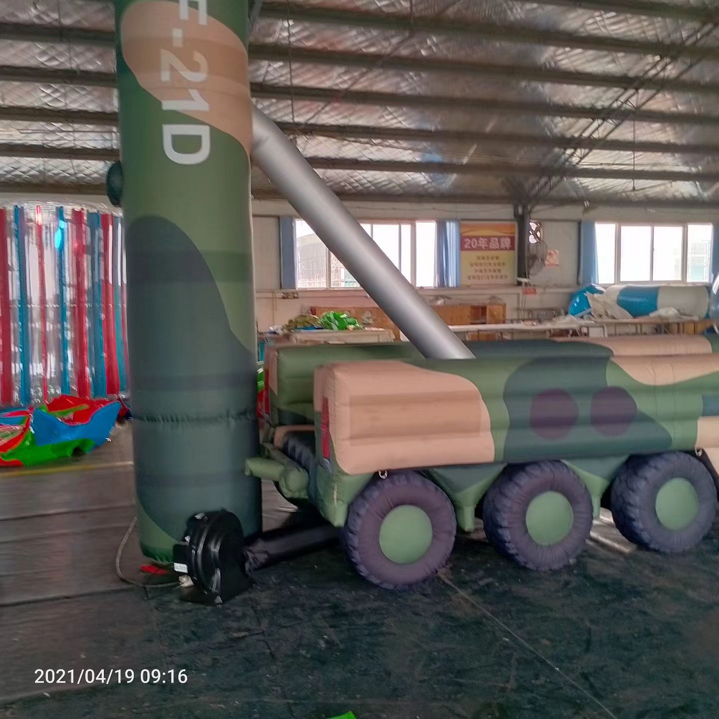 云梦军事演习中的充气目标车辆：模拟发射车雷达车坦克飞机